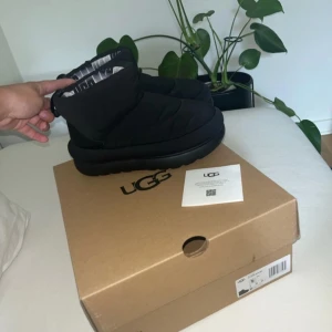 Svarta UGG snowboots  - UGGS strl 36, använda kanske 2 gånger säljs på grund av att de inte kommer till användning då jag bor i Malmö där det inte är så kallt om vintrarna. 
