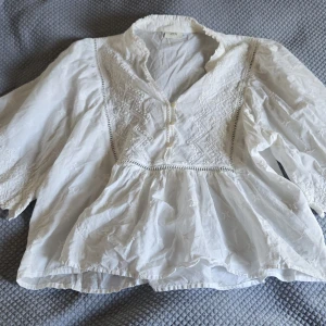 Fin vit blus - Fin vit blus från ONLY köpt i Köpenhamn! Ny utan prislapp stl L men passar M! Snygga vit blus med fina spets detaljer och jätte snygg till ett par jeans!! Skriv om du är intresserad eller om du har några frågor! Pris kan diskuteras!🫶🌸
