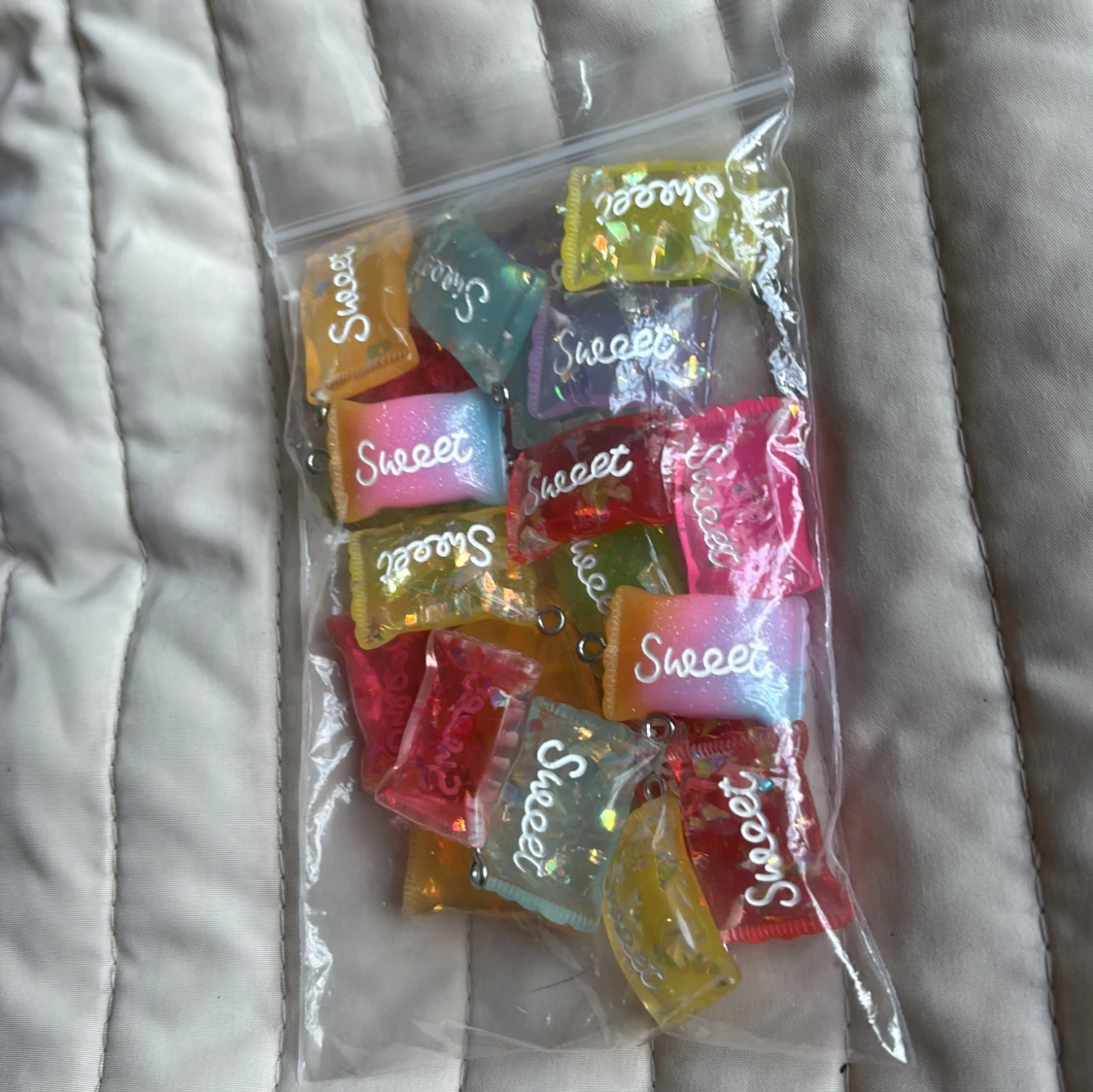 Färgglada glittriga berlocker Sweet - 1