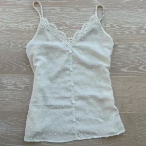 Vit spetsdetaljerad linnetopp - Supersöt spetslinne i st s/m💕 ny utan prislapp🥰 bara att fråga om mer bilder eller om ni har några andra frågor💕