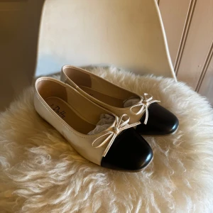 Söta ballerinaskor! - Helt nya super söta ballerinaskor från Duffy i strl 38!! Modellen heter ”Foggia due” och är väldigt eftertraktade i denna färgen (slutsåld i strl 38 på hemsidan) Så först till kvarn!💕🎀