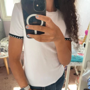 Zara tröja - Säljer denna super fina Zara tröjan som använts 1-2 gånger och är som helt ny💕💕 skriv för fler frågor