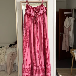 Rosa och röd långklänning med mönster - Klänning från shein 50kr + frakt storlek S kommer inte till användning tyvärr 💕