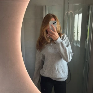 Grå hoodie - Ljusgrå hoodie från HM. Storlek S💗🪩