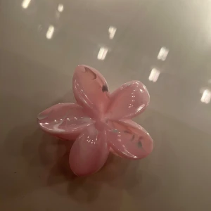 Rosa blomformad hårklämma - Superfin hårklämma i form av en blomma,.