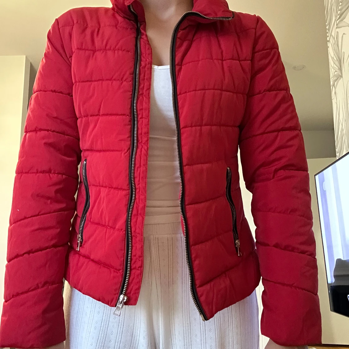 Röd pufferjacka med dragkedjor - 1