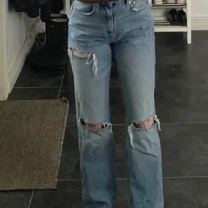 Ljusblå raka jeans med slitningar - Använda fåtal gånger