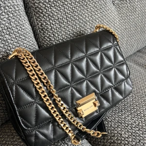Michael kors väska  - Michael kors väska som endast används ett fåtal gånger,finns inga tecken på användning. Det finns väldigt mycket utrymme innuti väskan. 