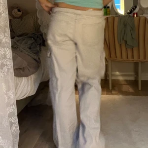 🤍Vita cargo🤍 - Säljer de hära fina cargo byxorna från H&M, det finns en extra knapp med ifall knappen skulle åka av. Knappen har gått av en gång innan då jag har sytt fast den igen. Om det skulle vara några frågor så är det bara att fråga till mig privat!🫶💕
