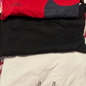 Tre t-shirts i olika färger - Säljer tre t-shirts i färgerna röd, svart och vit. Den röda har tryck med texten 'AIR MAX', den svarta är enfärgad och den vita har tryck längst ner. Perfekta basplagg till garderoben.