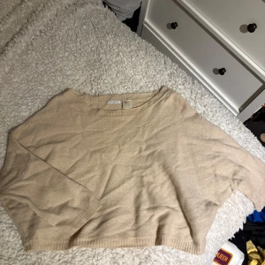 Beige trekvarts tröja från soft grey - Säljer fin trekvarts ärmad tröja från soft grey i find skick, använd fåtal gånger, 