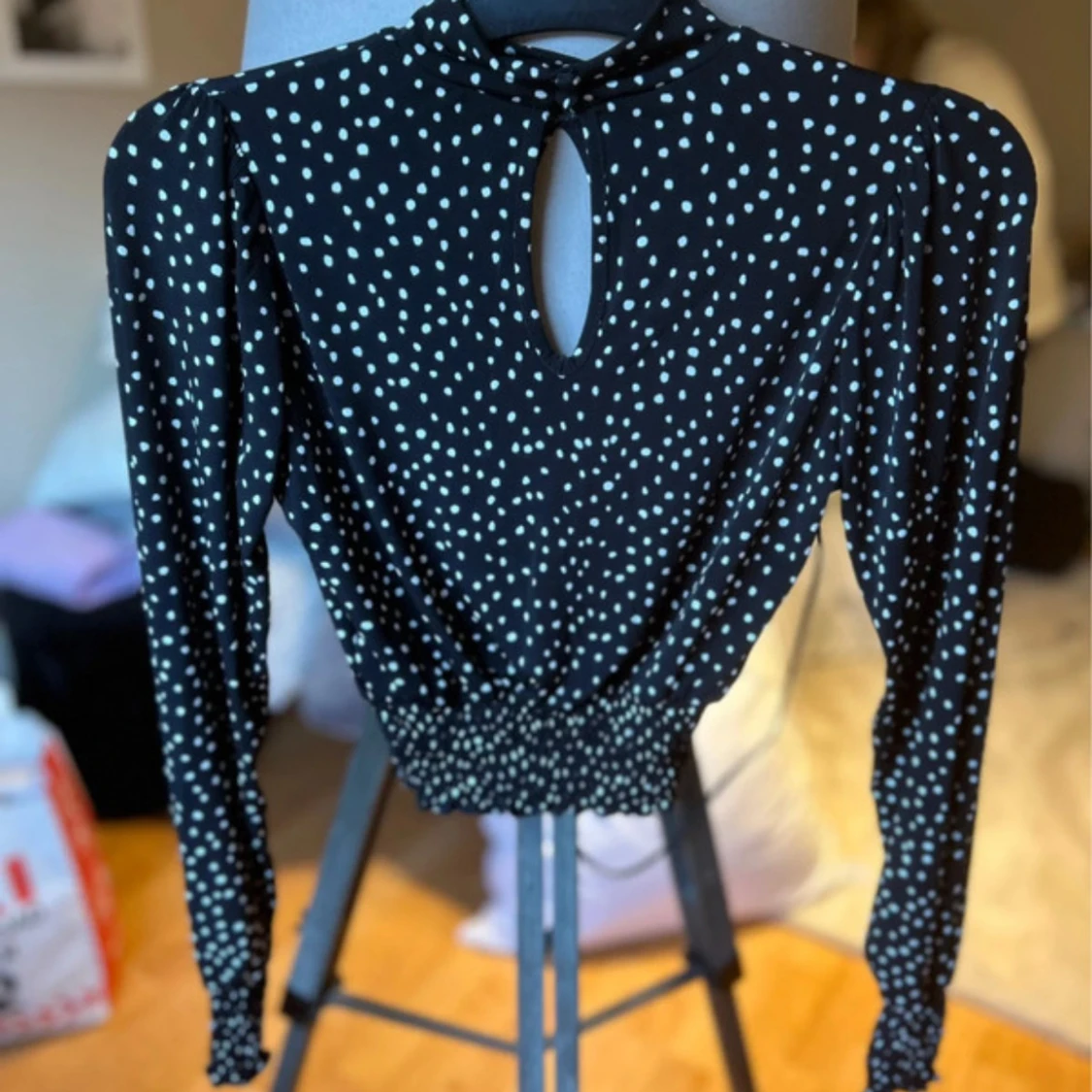 Svart prickig blus med lång ärm och knytning i nacken - 1