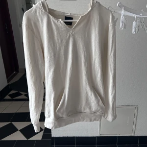 Vit hoodie från Zara Collection - Säljer en enkel och stilren vit hoodie från Zara Collection. Tröjan har långa ärmar, huva och  fickor  framtill. Perfekt för en avslappnad look och passar till det mesta.