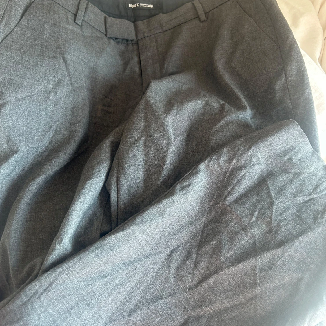 Grå kostymbyxor från Filippa K - 1