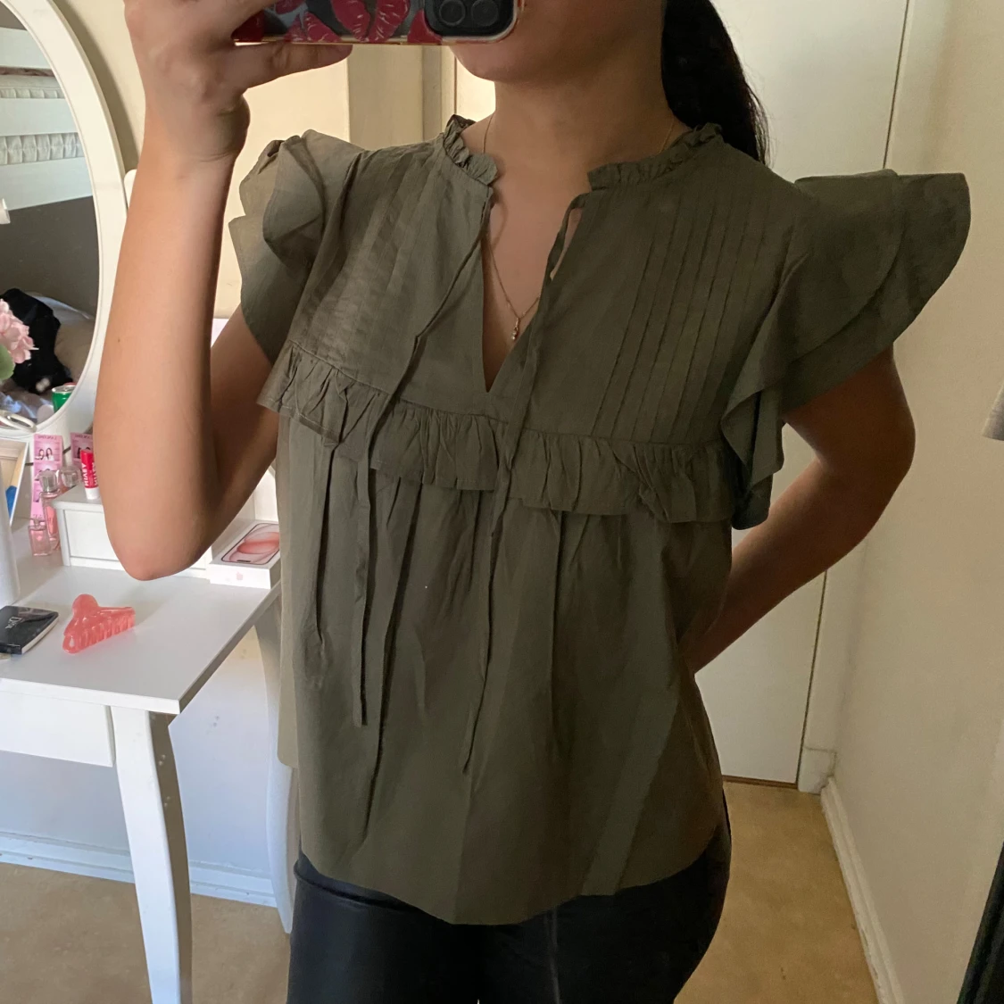 Olivgrön blus med volangdetaljer - 4