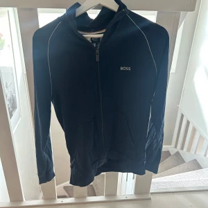 Blå zipjacka från BOSS - blå zipjacka från BOSS . Köpte den och har ej använt pga var för liten. ord.pris är 800 