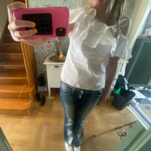 Of shoulder blus  - Så söt blus från hm med en of the shoulder modell, köpt på Plick och verkar som att förra ägaren har klippt i ärmarna men inget man ser när den e på 