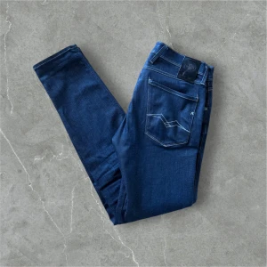 Mörkblå jeans från Replay - Mörkblå jeansbyxor från Replay | Storlek 32/32 | Modell: Anbass | Hör av dig vid frågor! 