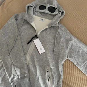 Grå kofta från C.P. Company - Säljer en helt ny grå kofta från C.P. Company.