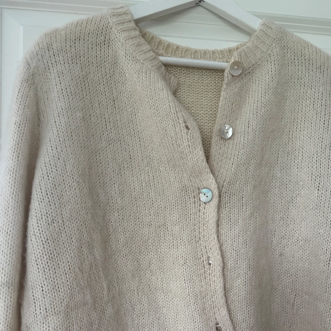 Beige/vit stickad kofta med knappar