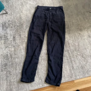 Mörkblå linnebyxor från Morris - Perfekta linnebyxor nu till sommaren, köpte de förra sommaren men har endast andvänt de vid 3 tillfallen! (Passar 170-178)