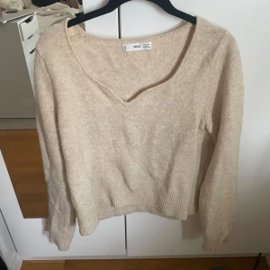 Långärmad tröja  - Beige långärmad tröja från Mango med v-ringning. Storlek XL men passar även L och M 