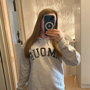 Grå hoodie från Gina Tricot  - Säljer en grå AMOUR hoodie från Gina tricot, bra skick men lite nopprig, pris kan diskuteras❤️