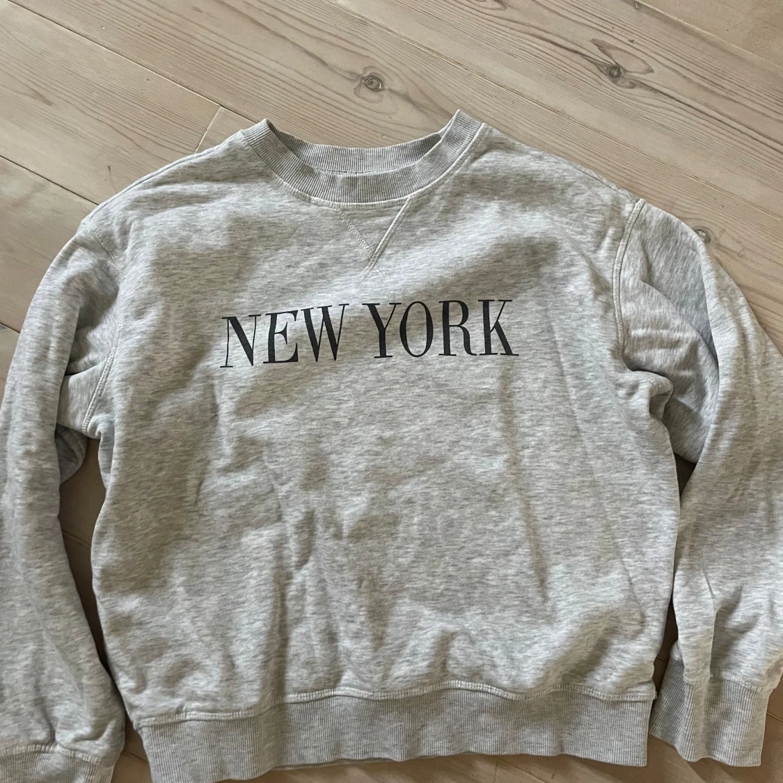 Grå sweatshirt med New York-tryck