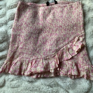 Rosa Zara Kjol med blommor - Aldrig använt, stretchig , skön sitter jätte bra. Kan ändra längden eller vika upp. Versatile Skulle passa de mellan storlek 36-40