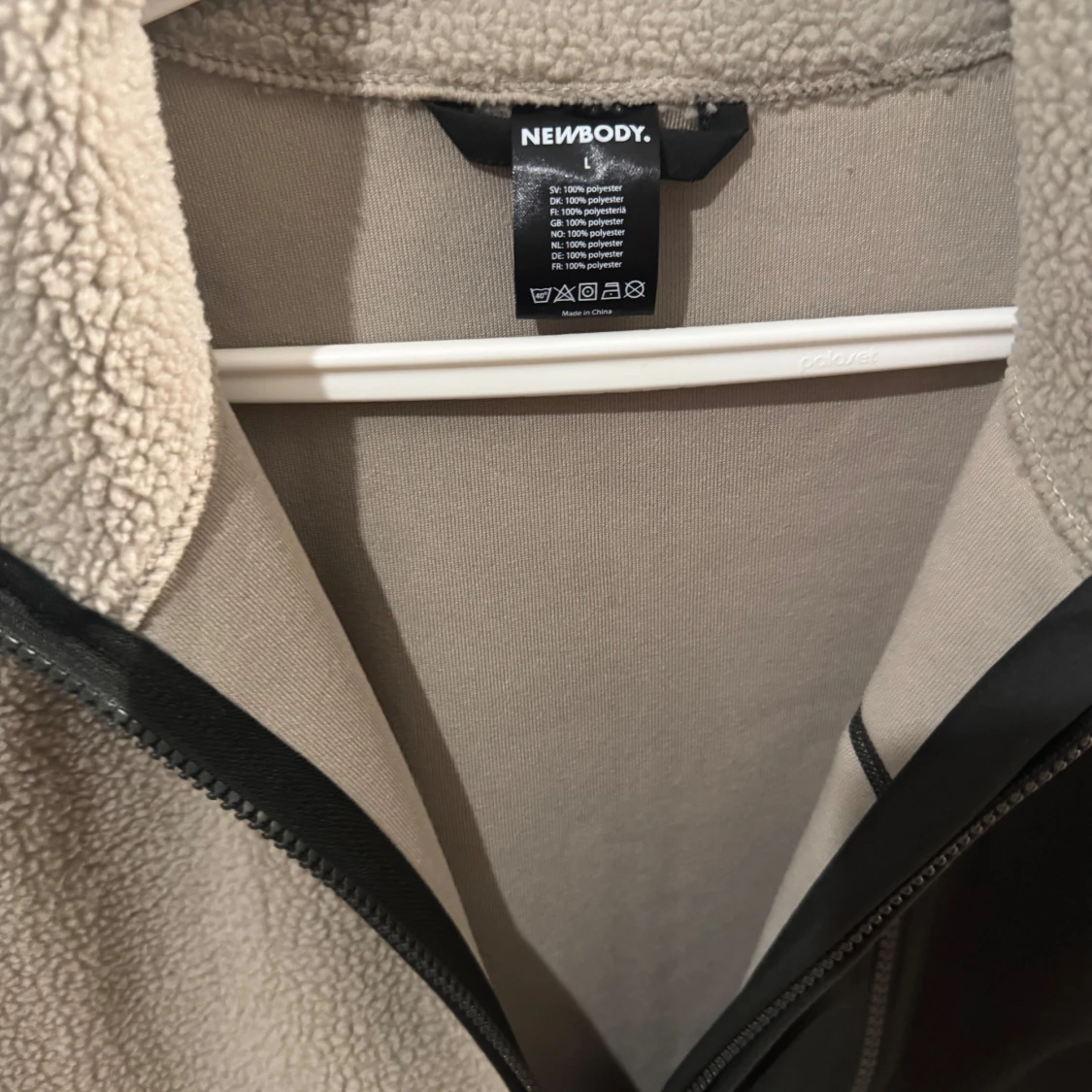 Beige fleeceväst från Newbody - 2