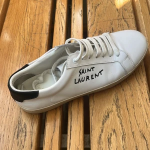 Saint Laurent Skor - Bra skick nästan helt nya använda några gånger.        Jag säljer dessa skor pga att jag tröttnat på de och vill köpa nya.                                                             Priset går även att diskutera!   Kan även bytas mot andra grejer!