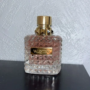 Valentino Donna - Hej! Just nu säljer jag min 100 ML Valentino Donna parfym. Helt ny, Den är endast provad en gång (ett sprut). Säljer pga det inte var min doft, helt felfri. Original pris 1900kr Skriv gärna privat för mer info 🩷