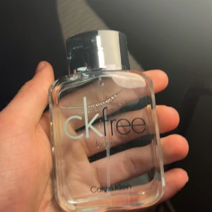 ck free for men parfym från Calvin Klein - Fräsch och modern herrparfym från Calvin Klein, ck free for men. Flaskan är transparent med rundade kanter och har ett stilrent silverlock. Perfekt för dig som gillar en lätt och ren doft. 