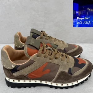 Valentino Rockrunner - ett par riktigt schyssta och sällsynta rockrunners || perfekta nu i vinter & till sommaren || strlk 42,5 || skicket är 9/10 ( riktigt fint ) || dustbag medföljer || hör av er vid intresse! ( från 1999kr till 1599kr ) 