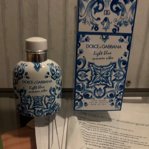 Dolce & Gabbana Light Blue Summer Vibes Eau de Toilette 125 ml - Ca 120ml nästan helt ny.  Fräsch parfym från Dolce & Gabbana, Light Blue Summer Vibes. Flaskan är vit med blått mönster och rymmer 125 ml. Kommer i matchande dekorativ förpackning. Perfekt för dig som gillar lätta och somriga dofter.