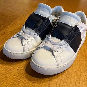 Valentino open - Ett par jätte fina valentino garavani skor som är i bra skick och är i storlek 40, dessa skor passar jättebra inför sommaren och är jätte populära nu för tiden, Kopior.