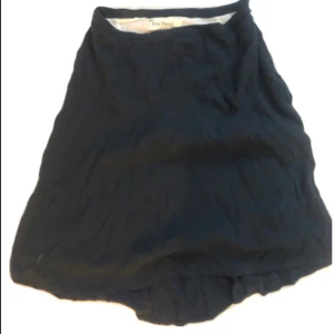 Mörkblå kjol från Eva Peng - Enkel och snygg mörkblå kjol från Eva Peng. Kjolen har en lätt, luftig känsla och är perfekt för dig som gillar en stilren look. Passar till många olika outfits och har en klassisk kort modell.