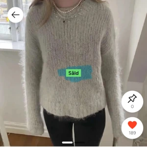 Ljusgrå fluffig stickad tröja - ( SLUTSÅLD OCH SVÅR ATT FÅ TAG I, bilden är lånad från förra ägaren , skriv privat för flera bilder!!) Supermysig ljusgrå stickad tröja med fluffig känsla och lång ärm. Perfekt för kalla dagar och enkel att styla med jeans eller kjol. Tröjan har en klassisk rund halsringning och en loose fit som ger en avslappnad vibe.