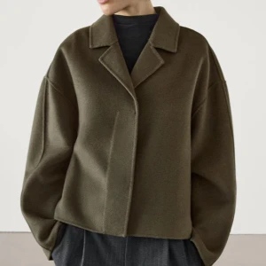 Jacka Massimo Dutti - Jacka i 100% viskos från Massimo Dutti. Jackan är i mole/olivgrön (första bilderna ger färgen mer rättvisa)! I toppskick då den aldrig är använd!