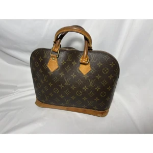 Louis Vuitton Alma handväska - Säljer min fina klassiska Louis Vuitton Alma handväska. Säljer den då jag inte använder den så mycket. Den är i fint skick för sin ålder, deb har några skavanker som ni ser på bilderna (kan skicka fler om ni vill) men det är inget som påverkar väskans funktion💕