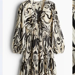 svartvit klänning från hm - Säljer den populära hm klänningen, aldrig använt, helt som ny med prislappen kvar.  