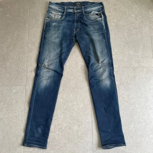 Replay Anbass jeans  - Skit snygga Replay Anbass jeans med riktigt snygga slitningar | Size W31 L32 | Har några defekter | Nypris: ca 1800kr | Hör av dig vid fler frågor eller funderingar//