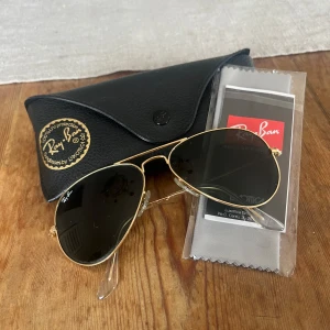 Ray-Ban pilot solglasögon  - Ray-Ban glasögon i fint skick,ny putsduk och fint fodral till🥰