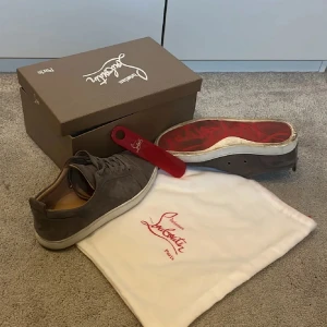 Christian Louboutin  - Säljer nu dessa feta grå skor från Christian Louboutin. Det är modellen utan spikar och dem passar till mycket. Dem har en lite fläck framme på ena skon men är lite som en ljus oljefläck. Kan kanske gå att lösa att få bort innan jag skickar. Säljer dem eller byter. Så skicka om ni har nått roligt i byte, skicka allt va inte blyga. Hör av er vid frågor eller funderingar📩