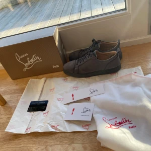 Grå mockasneakers från Christian Louboutin - Säljer dessa feta Loubs i  storlek 42. Köpte dessa på plick av en grabb mitt pris är 1600 kr kan diskuteras vid snabb affär. Hör av dig om frågor eller fler bilder. Är öppen mot byten 