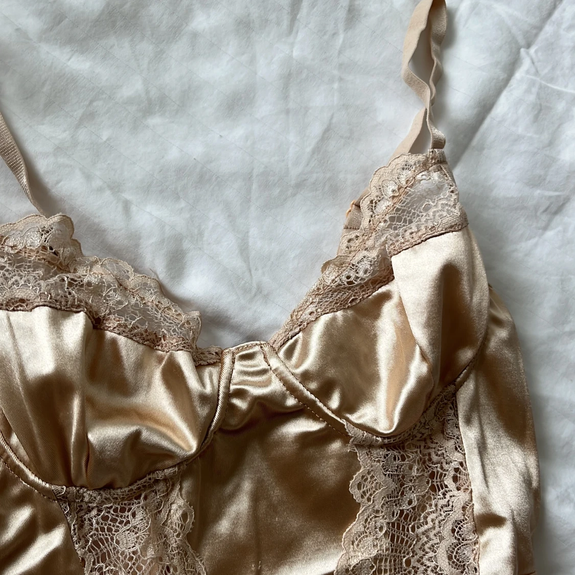 Champagnefärgad korsett från PrettyLittleThing - 2