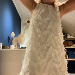 Vit fjädermönstrad kortklänning - Söt o cool klänning från Zara Kids, tror den e 152 eller 164 i storlek men passar XS skulle jag säga. 