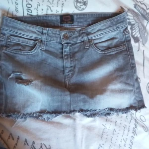 Supersnygg jeanskjol🩷🥂 - Säljer ett par grå jeansshorts från Crocker med slitningar och fransig kantl. Perfekta för varma dagar och enkel att matcha med olika toppar. Storlek S och XS🩷🥂
