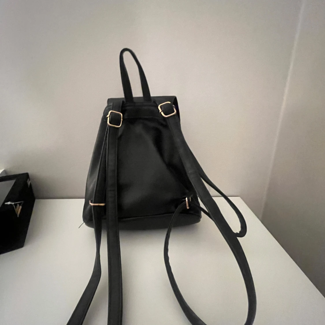 Svart liten ryggsäck med dragkedja och snörning - 1