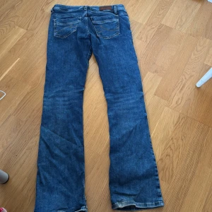 Blå bootcut jeans LTB - Säljer ett par klassiska blå jeans med bootcut-snitt låg midja 